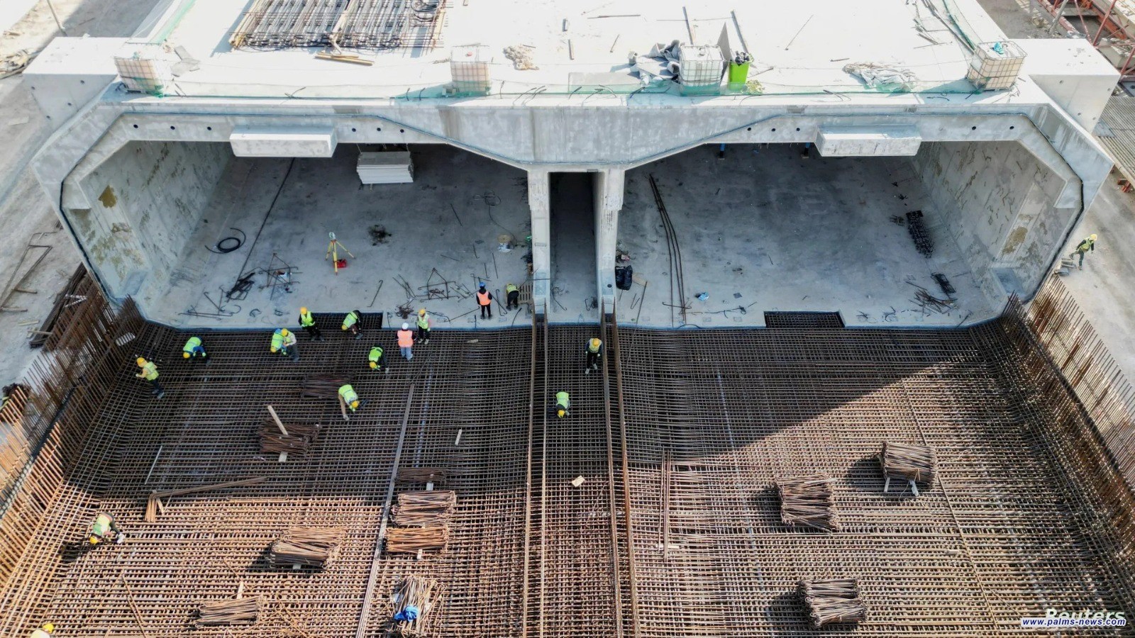 بعملية هندسية معقدة.. شركة هولندية تبدأ تعويم النفق المغمور في خور الزبير